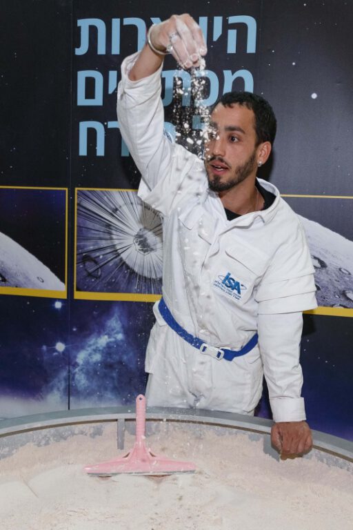 הדגמת היווצרות מכתשים בירח בשבוע החלל הישראלי בבראודה