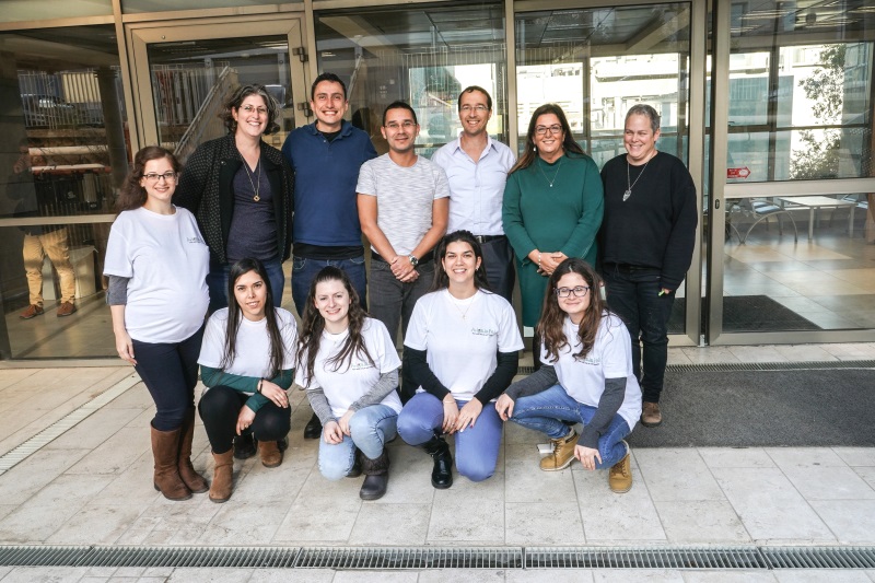 הצוות הזוכה מהטכניון: שורה קדמית, מימין לשמאל: חני שקולניקוב, ירדן אבוחצירה-כהן, אינה נפומנישי, הילה טרזי ומיטל קציר. שורה אחורית, מימין לשמאל: מזכירת תארים מתקדמים ענת אשל גור, דיקנית הפקולטה פרופ' מרסל מחלוף, פרופ"ח יואב ליבני, פרופ"ח אורי לזמס, ד"ר אבי שפיגלמן וד"ר מאיה דוידוביץ-פנחס