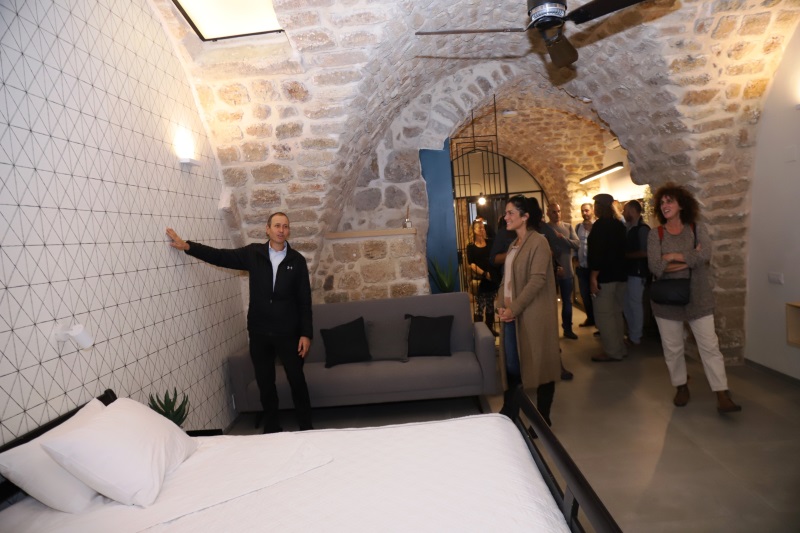 ראש העיר עכו ערך סיור תיירותי בחדרי האירוח והמיזמים החדשים בעיר העתיקה