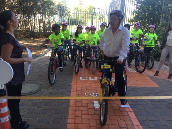ראש העיר שהצטרף בעצמו לשיעור של ילדי בתי הספר ברכיבה נכונה על אופניים
