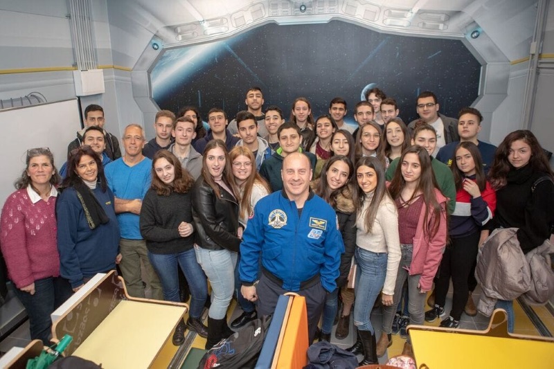 האסטרונאוט גארט רייזמן במעבדת החלל עם תלמידי המרכז לנוער שוחר מדע בבראודה