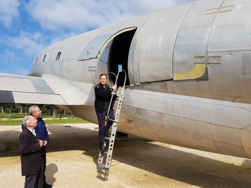 הרצוג עולה במדרגות מטוס c46 שבכדוגמתו הובאו ארצה 150 מעפילים במבצע מייקלברג, עליו פיקד שלמה הלל, בשתי טיסות חשאיות מעיראק והמוצב במחנה.