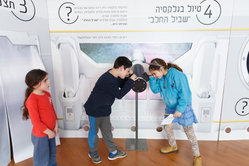 ילדים במהלך פעילות באירועי שבוע החלל במכללה האקדמית להנדסה בראודה