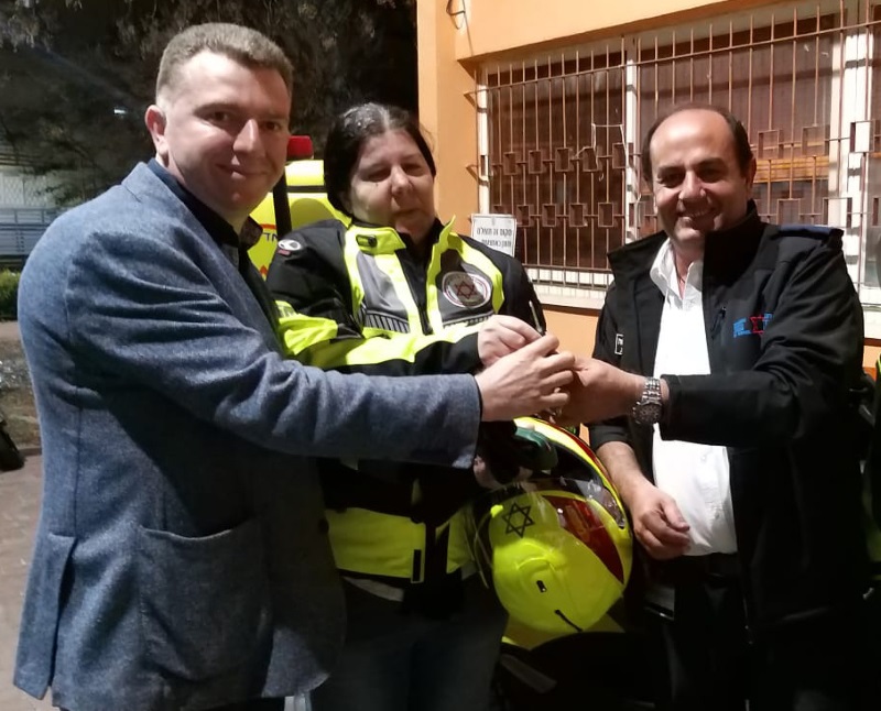 מנהל מרחב גלבוע במדא וממ ראש עיריית נצרת עילית מעניקים לקרן ישראל את המפתחות לאופנוע מדא