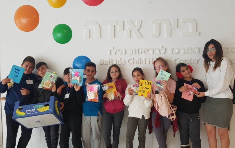 תלמידי כתה ד' מבית הספר הממלכתי ברמת רזים בצפת ומורתם במרכז הרפואי זיו