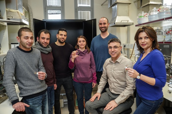 קבוצת המחקר של פרופ' חאיק. מימין לשמאל: יאנה מילוטין (חוקרת), פרופ׳ חוסאם חאיק, הדוקטורנט יהוא חורב, ד״ר ויקי קלופר (חוקרת), הדוקטורנט מוחמד ח׳טיב, עלאא גארא (חוקר) ומהנדס המעבדה ולאא סליבא