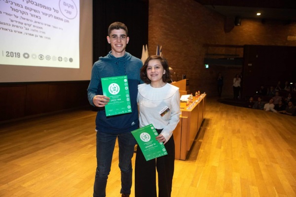 טל טופובסקי ועמרי בנימין במעמד הזכייה במקום השני בתחרות מדענים ומפתחים צעירים בישראל לשנת 2019