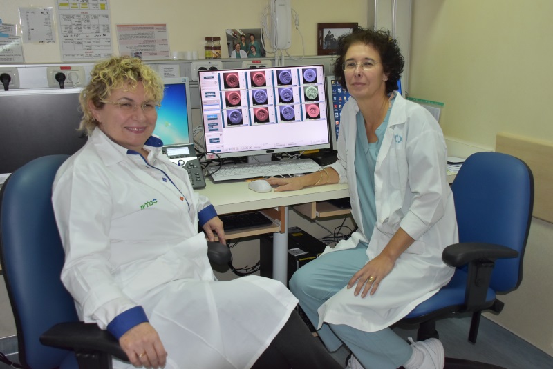 יושבות ליד האמבריוסקופ – משמאל פרופ' דירנפלד מימין ד"ר שירלי להב