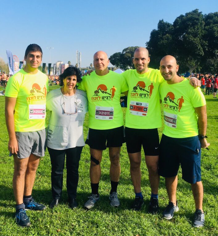 רצים לזכרו של נדב באלוה במרתון תל-אביב