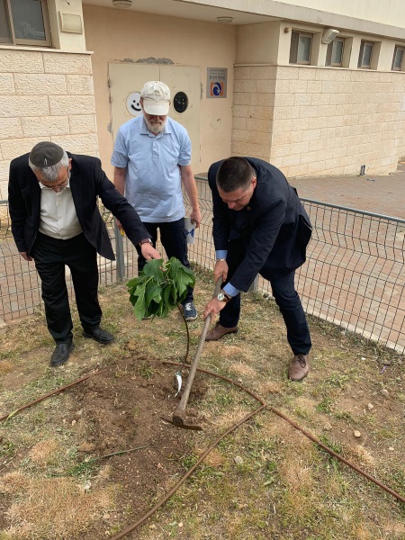 ראש העיר וסגנו נוטעים