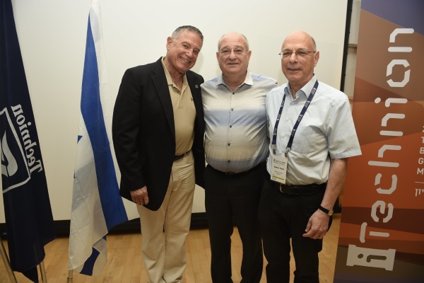 מימין לשמאל : יו"ר הוועד המנהל של הטכניון גדעון פרנק, נשיא הטכניון פרופ' פרץ לביא ויו"ר הקורטוריון לורנס (לארי) ג'קייר