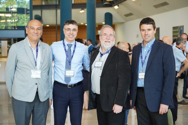 מימין לשמאל: פרופ' אבי שרודר, פרופ' קנת סוסליק, פרופ' חוסאם חאיק ופרופ' קוראדו די נטלי