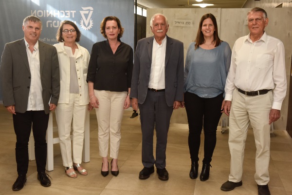 מימין לשמאל: פרופ'-מחקר דן שכטמן, רעות ינון, משה ספדיה, ד"ר עינת קליש-רותם, מיכל ספדיה ופרופ' יאשה גרובמן