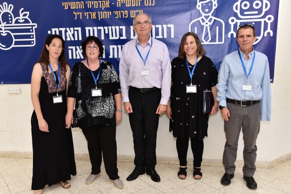 מימין- אחיאב גולן, פרופ' אריה מהרשק, דר' אורית בראון בנימין, אשתו ואחת מבנותיו של פרופ' יוחנן ארזי זל, נשיא המכללה לשעבר שעל שמו כנס תעשייה-אקדמיה