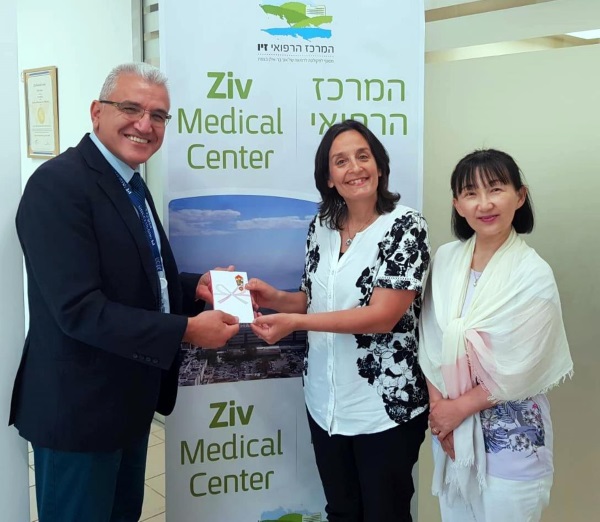 בצילום- מנהל המרכז הרפואי זיו, ד"ר סלמאן זרקא, עם הגב' עדי סאסאקי, נשיאת התאחדות הנשים לשלום עולמי ישראל והגב' הרוקו מוריטה, אחראית קשרי החוץ של הארגון, מגישות תרומה בשם ארגון UPF והמכון לשלום במזרח התיכון ביפן