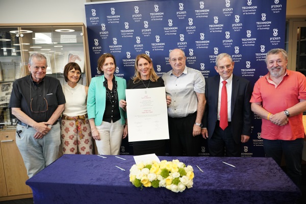 מימין לשמאל : מר בוריס קרסני, עו"ד מוריאל מטלון, פרופ' פרץ לביא, גב' עירית רפפורט, ד"ר עינת קליש-רותם, ד"ר ורד דרנגר ופרופ'-מחקר אהרן צ'חנובר