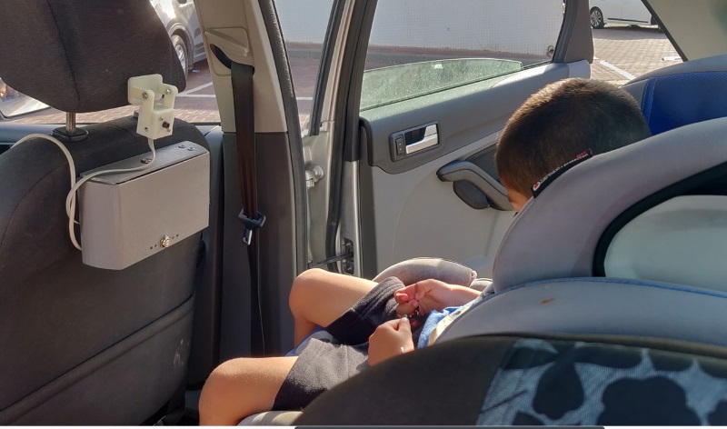 המערכת מותקנת ברכב מול כיסא הילד