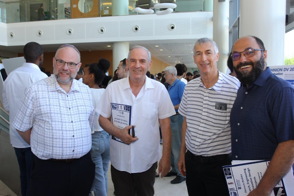 מימין לשמאל: סגן הדיקן פרופ' דן מרדכי, המשנה הבכיר לנשיא פרופ' אדם שורץ, מייסד הקורס "פרויקט תכן מוצר חדש" פרופ' ראובן כץ ודיקן הפקולטה פרופ' אולג גנדלמן