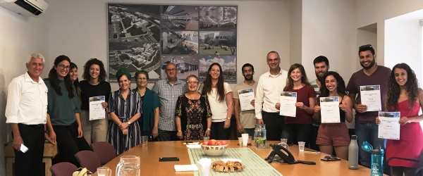 בנק הפועלים מעניק מלגות במכללת תל חי