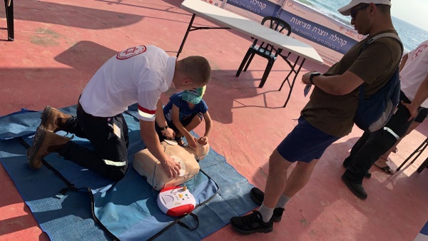 הדרכת עזרה ראשונה של מד"א בחוף דדו בחיפה