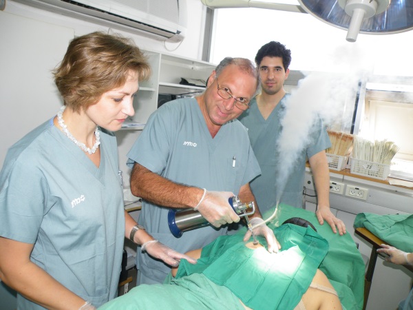 פרופ' הר שי מכרמל בחדר ניתוח