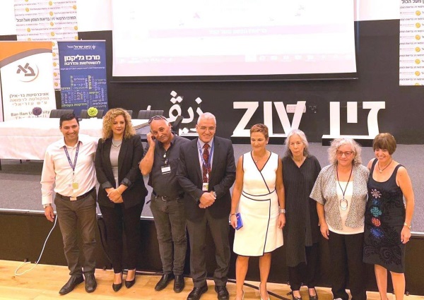 בצילום מימין לשמאל- דר" דורית רובינשטיין, אחות אחראית בקרה ארצית בגריאטריה, ד"ר גילה שחר, סגנית פיזיותרפיה ראשית, אירית פישר-רייף מנהלת תוכנית לאומית לטיפול פליאטיבי ומצבי סוף חיים ג'וינט אשל, מירי יבין מנהלת מרכז הדרכה ג'וינט אשל, ד"ר סלמאן זרקא מנהל המרכז הרפואי זיו, אריה ביתן מנהל שירותי הסיעוד, דליה טדגי מנהלת המערך האמבולטורי (מרפאות יום) במרכז הרפואי זיו וד"ר ענאן עבאסי סגן מנהל המרכז הרפואי זיו