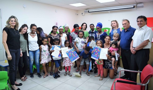 בתמונה, מימין לשמאל: יעקב סלע יו"ר שקמונה, יוזם התוכנית - דוד אלפסי, מיכל דנה מנהלת מרכז "לילך", אלמז עלמו - מרפאה בעיסוק ומובילת התכנית, סיוון אופיר - מרפאה בעיסוק ועוזרת המנחה ואווה לוי - מנהלת המחלקה לחינוך קדם-יסודי בעיריית חיפה יחד עם הילדים, בוגרי התוכנית והוריהם.