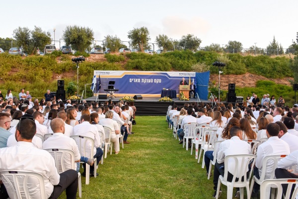 פרופ' אריה מהרשק, נשיא המכללה האקדמית להנדסה אורט בראודה, מברך את בוגרי מחזור 23 בטקס הסיום במכללה