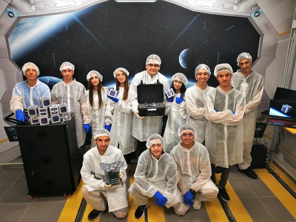 תלמידים בפרויקט פיתוח הלווין 'גליל 1' במעבדת החלל במכללה האקדמית להנדסה אורט בראודה