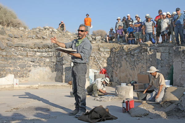 ד"ר מיכאל איזנברג במהלך סיור בכנסייה מציג את אחד מן הרעפים שכיסו את הרצפה