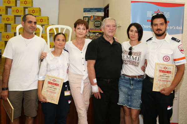 איתמר ציזיק פוגש לראשונה את צוות מד"א שהציל את חייו