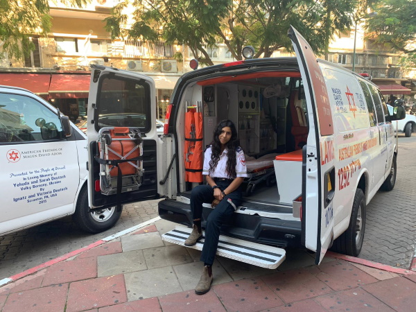 חובשת רפואת חירום במדא אסתר מנגד