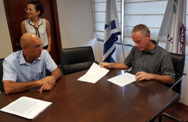 ראש המועצה והמנכ"לית הראשונים לחתום על התנגדות אישת