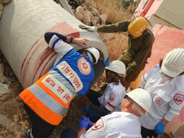 רופאים מקנדה עוברים הכשרה במגן דוד אדום בישראל