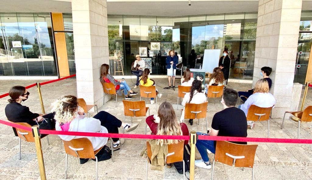 שחקני ויוצרי התיאטרון העירוני חיפה מעבירים סדנאות מרתקות לתלמידי כיתות יא-יב בעיר כחלק מתוכנית רחבה לפעילות חינוכית הפגתית ביוזמה ייחודית של מינהל החינוך בעירייה