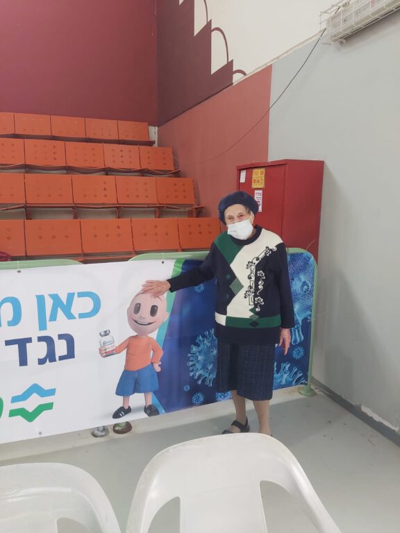 אישה בת 100 התחסנה נגד הקורונה (1)