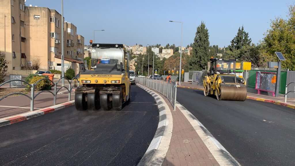 למרות הקורונה והסגר המתמשך, עיריית נוף הגליל מבצעת סבב נוסף של פרויקטים לחידוש ושדרוג תשתיות הכבישים בעיר