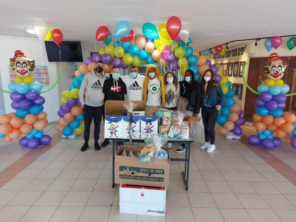 מאות מארזים של משלוחי מנות עשו את דרכם השבוע מנוף הגליל למשפחות נזקקות וחיילים בודדים