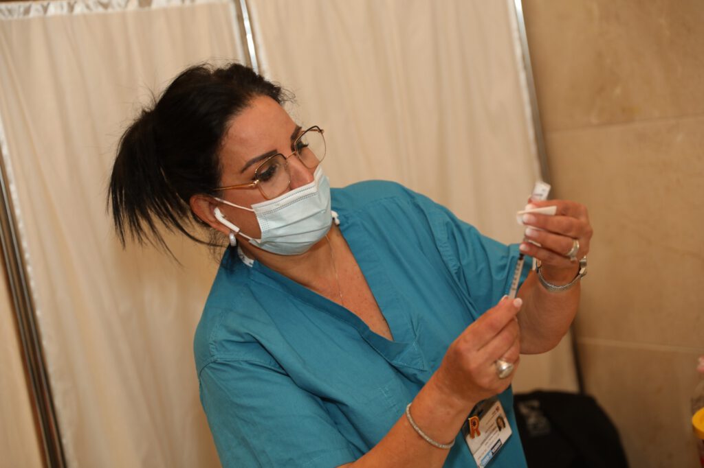 רמב"ם מתחסן: מבצע חיסון קורונה לצוותי רמב"ם יצא לדרך