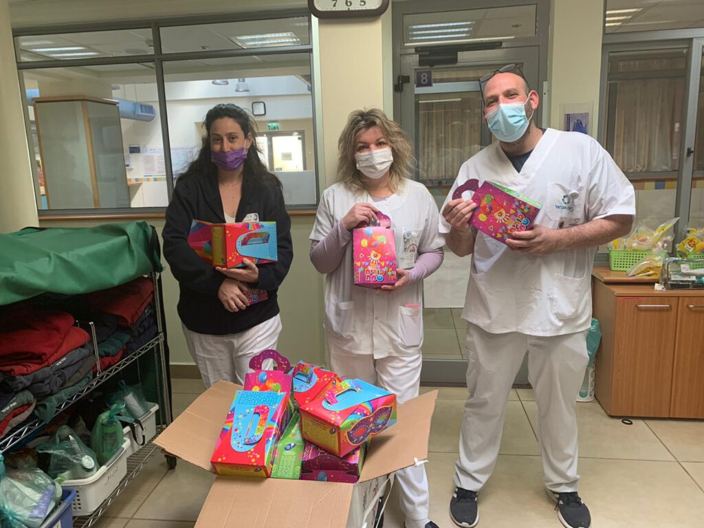 השנה, החליטו עובדי נמל חיפה לשמח ילדים נזקקים  ולחלק את משלוחי המנות כאות תודה לקהילה. וועדי העובדים של הסקטורים השונים בנמל חיפה