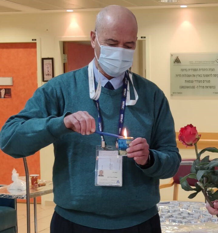 המנכל מדליק נר זכרון לשואה 1