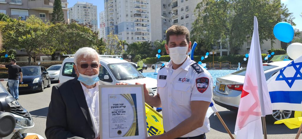 מחווה מיוחדת מעיריית קריית מוצקין: ראש עיריית קרית מוצקין העניק את אות יקיר העיר למנכ"ל מד"א אלי בין