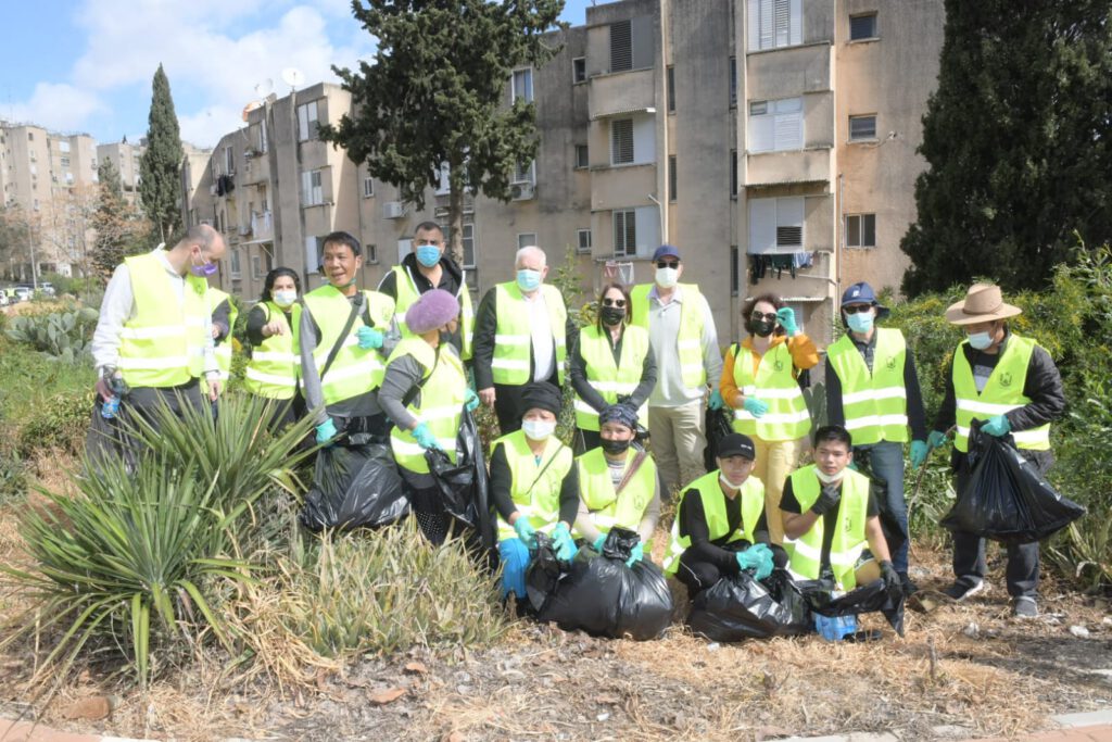 עובדי עיריית נוף הגליל יצאו השבוע למבצע ניקיון יסודי של המרחב הציבורי וחצרות בנייני מגורים של קשישים, לקראת חג הפסח