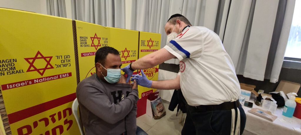 מגן דוד אדום יחל מחר בפרויקט חיסון הפועלים הפלסטינים