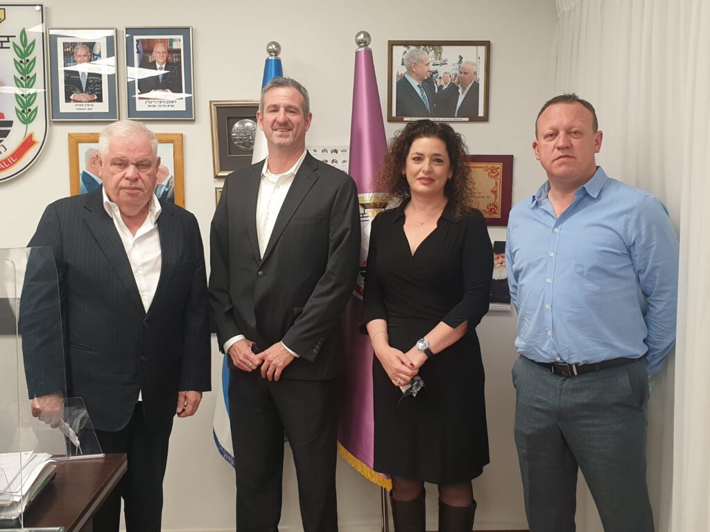 "מאזני שקל", חברת השקילה המובילה בישראל, עוברת לפארק התעשייה "ציפורית" בנוף הגליל ביום שני השבוע התקיים בלשכתו של ראש העיר, רונן פלוט, מפגש התנעת פרויקט העברת מפעל "מאזני שקל" לנוף הגליל. מדובר במיזם כלכלי חשוב שיעצים את צמיחתה של העיר ויספק עשרות מקומות עבודה איכותיים עבור תושביה. המפגש התקיים בהשתתפות מנכ"ל החברה ניר לשם, סמנכ"לת כספים וכוח אדם קרן אביטן ומנהל מינהלת פארק התעשייה "ציפורית" סרגיי זלוטניק. "'מאזני שקל' מצטרפת לרשימה מפוארת של מפעלים וחברות עתירות ידע והייטק שמגיעים לנוף הגליל", סיפר זלוטניק וציין כי החברה מתעתדת לפעול במבנה קיים ולהצטרף לפארק עוד בשנה זו, 2021. "אנו מברכים על החלטת החברה לעבור לנוף הגליל, זוהי בשורה מצוינת שמחזקת את צמיחתה הכלכלית של העיר ובעיקר מרחיבה את היצע מקומות התעסוקה האיכותיים עבור תושבי העיר". "מאזני שקל" תעסיק למעלה מ-100 עובדים בתוכם מהנדסים, אנשי תכנה והנדסאים. החברה תפעל במבנה שכור בשטח הפארק וצפויה להשלים את המעבר בתוך כארבעה חודשים. יצוין כי החברה נחשבת למובילה ולוותיקה בישראל בתחום פיתוח וייצור מערכות שקילה מתוחכמות ומתמחה במתן מענה כולל ומקצועי לצרכים המיוחדים של התעשייה המתקדמת בארץ ובעולם. החברה מספקת בין השאר ·מענה כולל לשקילה מקצועית בתחומי הרפואה, הבריאות והקמעונאות תוך עמידה בתקינה הבינלאומית.