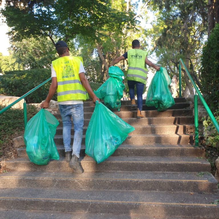 משמרות ערב של צוותי תברואה ינקו את הגנים והפארקים הציבוריים בחיפה
