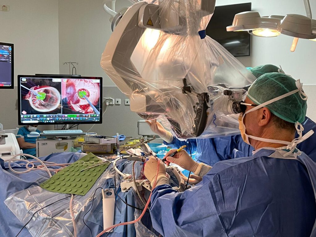 ניתוחים נוירוכירורגים באמצעות טכנולוגית מציאות מדומה ומציאות רבודה של Surgical Theater