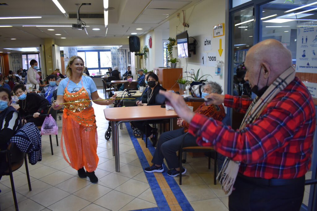 חגיגת חנוכה מושקעת ומגוונת במרכז היום של בית האבות הספרדי