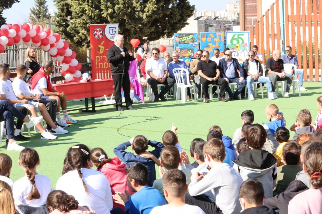 חנוכה שמח שחקני הפועל נוף הגליל השתתפו בהפנינג חנוכה שהתקיים השבוע בבית הספר ע"ש מנחם בגין,