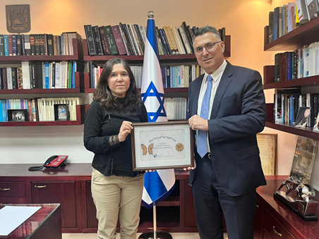 שר המשפטים גדעון סער ומנכ״לית פורום מיכל סלה, לילי בן עמי: